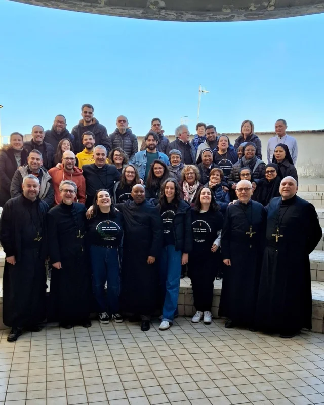 🇪🇸 El domingo terminó la misión popular en Chiaiano, un barrio de la periferia de Nápoles. 
Más de treinta misioneros externos entre oblatos, monjas, consagradas, laicos y jóvenes. A ellos se unieron por las tardes nuestros laicos de la región de Campania.
Fueron días muy intensos, de gran siembra y de brotes prometedores.
“He aquí que hago algo nuevo” fue el lema elegido para esta misión. ¡Y el Señor ha sido fiel!
Giovanni Varuni, de la AMMI de Roma, escribe: «Era la primera vez que hacía un anuncio explícito del Evangelio en las calles del barrio donde crecí, viendo caras y hablando con gente que conozco de toda la vida. Esto, sin embargo, me llevó a dar un paso atrás porque me di cuenta de que, al hablar con esas personas, no llevaba a Cristo sino que el protagonista era yo. No había venido a Chiaiano para sentirme protagonista, sino para llevar la semilla de la esperanza de que una nueva vida es posible. Por eso, a menudo me quedaba en un segundo plano: no por timidez mía, sino para que los demás anunciaran mejor a Cristo».
——
🇮🇹 Si è conclusa domenica la missione popolare a Chiaiano, quartiere della periferia di Napoli. 
Oltre trenta di missionari esterni tra oblati, suore, consacrate, laici e giovani. A questi si sono aggiunti nei pomeriggi i nostri laici della zona campana.
Sono stati giorni molto intensi di grande semina e di germogli promettenti.
“Ecco io faccio una cosa nuova” era lo slogan scelto per questa missione. E il Signore è stato fedele!
Scrive Giovanni Varuni dell’AMMI di Roma:  “È stata la prima volta che ho fatto un annuncio esplicito del Vangelo per le vie del quartiere dove sono cresciuto, vedendo i volti e parlando con le persone che conosco da una vita. Questa cosa, però, mi ha portato a fare un passo indietro perché mi sono reso conto che, parlando con queste persone, non portavo Cristo ma il protagonista ero io. Non ero venuto a Chiaiano per sentirmi protagonista ma per portare il seme di speranza che una vita nuova è possibile. Per questo spesso mi sono messo in disparte: non per una mia timidezza ma per far annunciare meglio Cristo agli altri.”

#missionepopolare #evangelizzazione #missione #mision  #evangelización