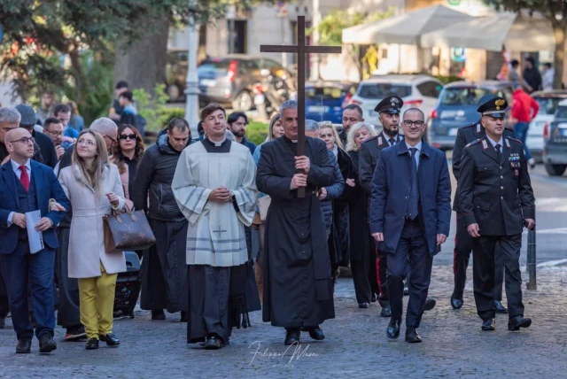 🇪🇸 La semana de misión popular en Lanuvio, en la diócesis de Albano, llegó a su fin con las celebraciones del Domingo de Ramos. 
Fue una semana muy rica desde muchos puntos de vista, con la participación de varias congregaciones religiosas femeninas y también masculinas. 
En el programa se prestó mucha atención a la visita a las familias y a los Centros de escucha del Evangelio, que fueron 12 durante dos tardes. 
La respuesta de la gente fue hermosa y alegre. 

Aníbal, un fiel de la parroquia, que acogió en su casa a un misionero y a los centros de escucha, nos escribió:
“Una experiencia maravillosa que aumenta la fe, el deseo de vivir juntos y el amor mutuo. El deseo de participar en la misión era grande y ahora, después de ocho días, siento que lo he cumplido, sintiendo en mí el impulso de vivir más en comunidad con el espíritu que nos habéis inculcado. Gracias por vuestras sonrisas, vuestros abrazos y vuestras enseñanzas. Nos despedimos con la esperanza de que hoy sea un hasta pronto”.

———
🇮🇹 Si è conclusa, con le celebrazioni della Domenica delle palme, la settimana di missione popolare a Lanuvio, nella diocesi di Albano. 
È stata una settimana molto ricca sotto tanti punti di vista, con la partecipazione di diverse congregazioni religiose femminili, ma anche maschili. 
Nel programma un’attenzione grande è stata data alla visita alle famiglie e ai centri d’ascolto del Vangelo, che sono stati 12, per due sere. 
Bella e gioiosa la risposta della gente. 

Annibale, un fedele della parrocchia, che ha ospitato un missionario e i centri d’ascolto nella sua casa, ci ha scritto:
“Un’esperienza meravigliosa che accresce la fede, il desiderio di convivenza e l’amore reciproco. Il desiderio di partecipare alla missione era grande e ora, dopo otto giorni, sento di averlo appagato, sentendo in me la spinta a vivere maggiormente la comunità con quello spirito che ci avete inculcato. Grazie, al vostro sorriso, ai vostri abbracci, ai vostri insegnamenti e con la speranza che sia oggi un arrivederci a presto.”

#missionepopolare #missione #evangelizzazione #evangelización #mision